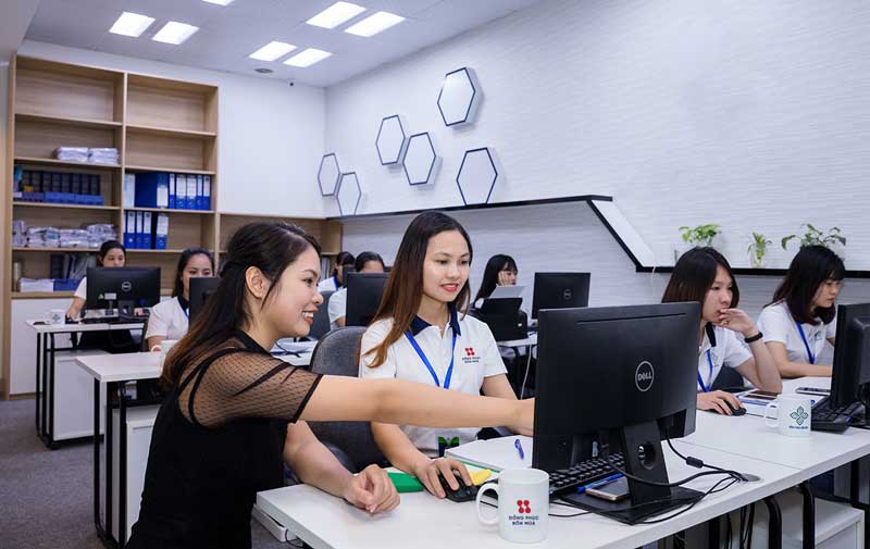 Công ty may đồng phục Áo thun hiện đang giải quyết bài toán đó bằng quy trình khép kín từ thiết kế, chọn vải, in thêu đến giao hàng tận xưởng.