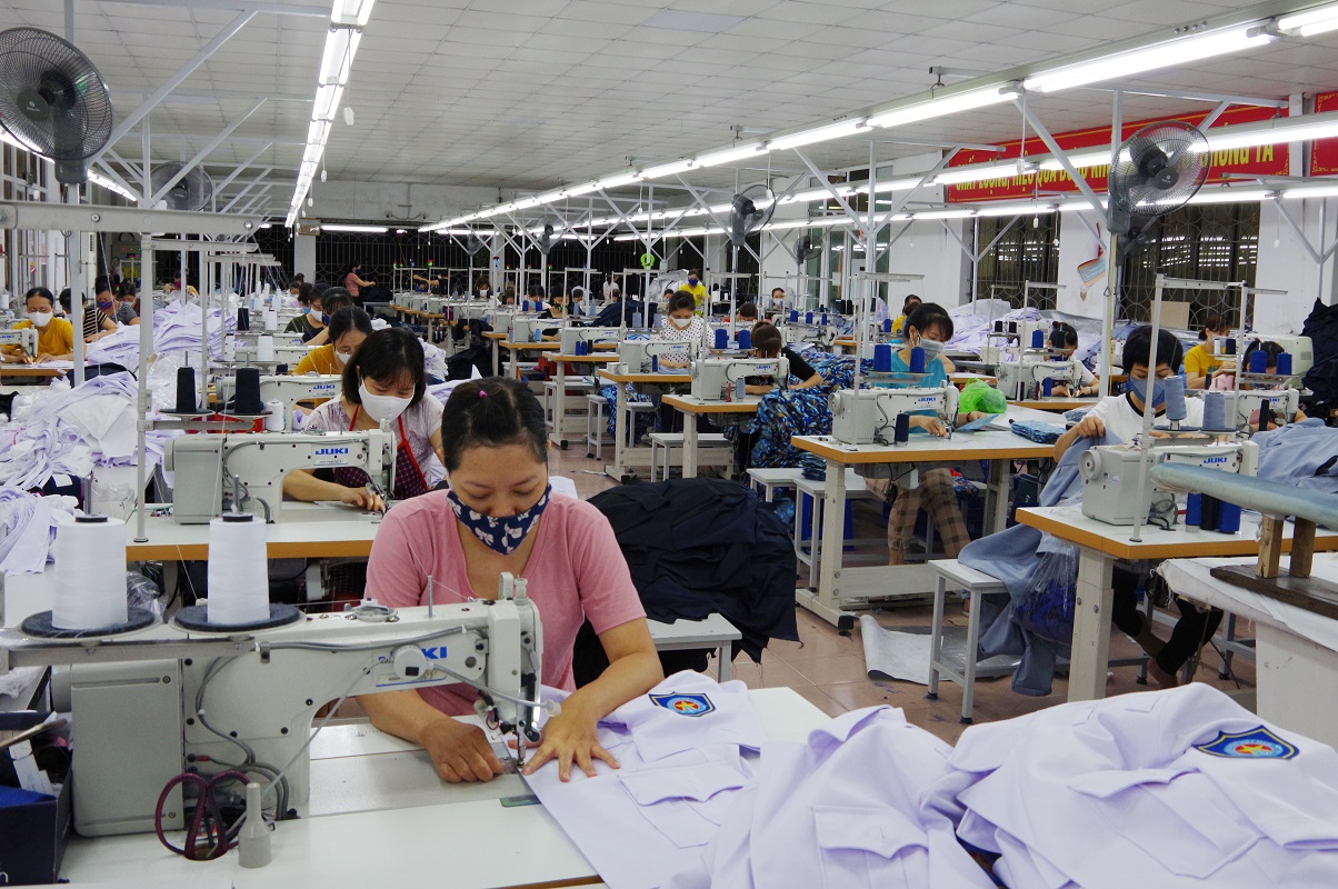 Điều thú vị là nhân viên văn phòng thường muốn “khác” công nhân một chút, nhưng vẫn phải đồng bộ thương hiệu.